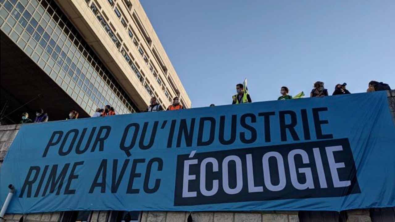 La dernière papeterie française à fabriquer du papier 100% recyclé est menacée d’une fermeture définitive