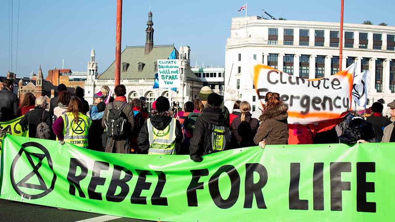 Lyon. Les militants d'Extinction Rebellion cisaillent une bâche publicitaire pour la 5G de SFR