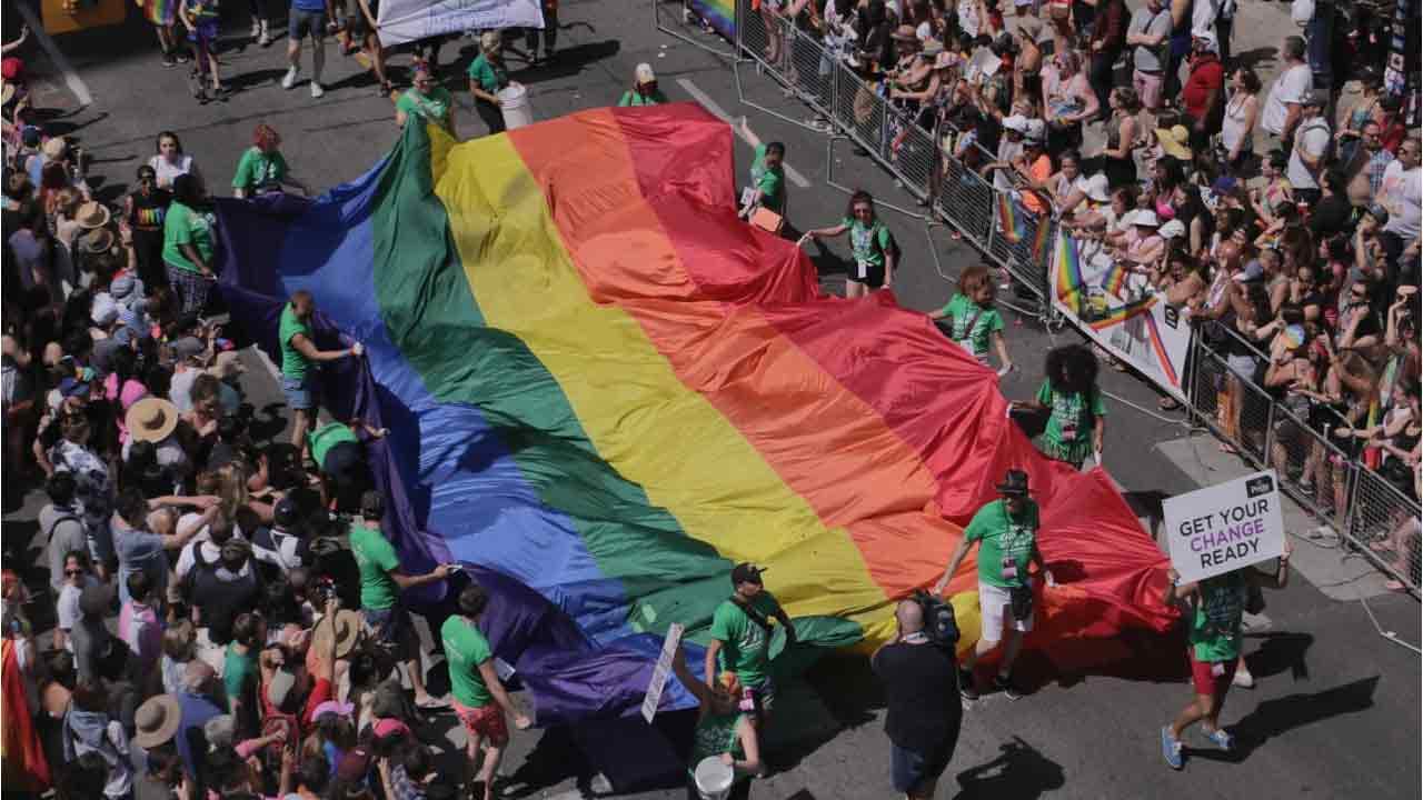 Le maire EELV de Tours soutient une zone interdite aux blancs dans une manifestation