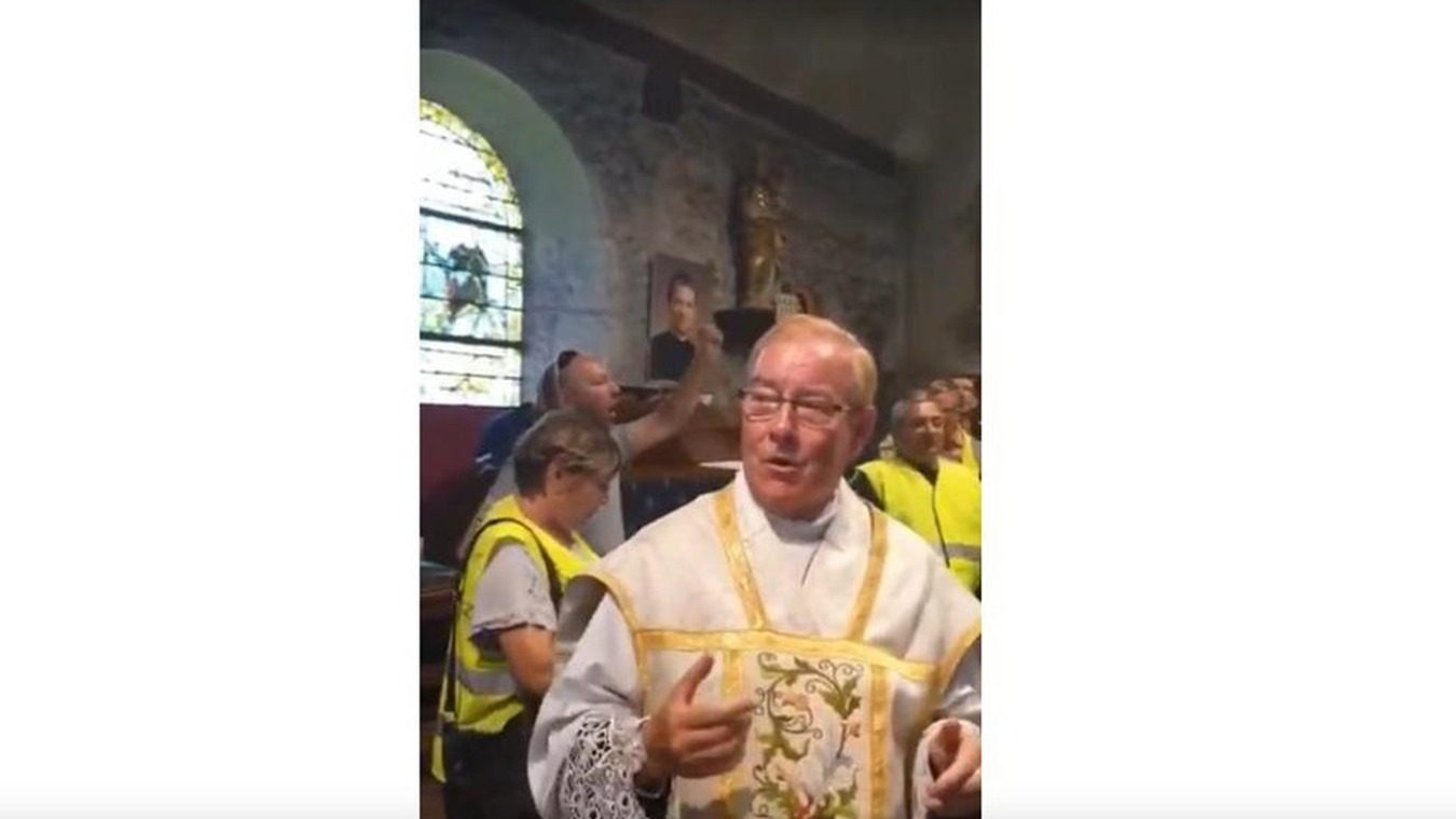 Un prêtre Gilet jaune insulte Macron dans un chant : le préfet saisit la justice