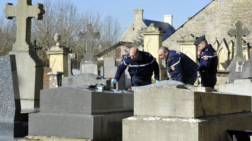 Toulouse: Une centaine de tombes profanées au cimetière Terre-Cabade