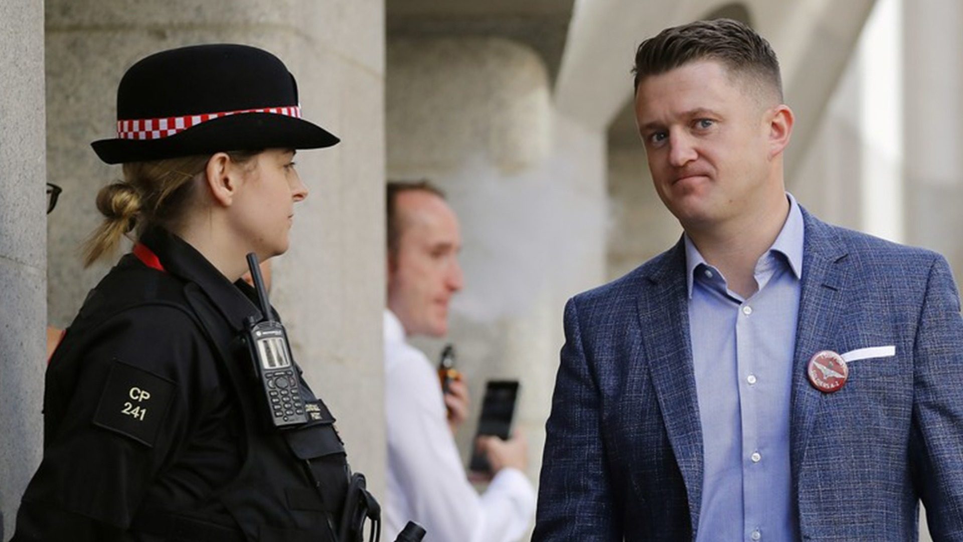 Le Royaume-Uni «est tombé» : Tommy Robinson demande l'asile politique à Donald Trump