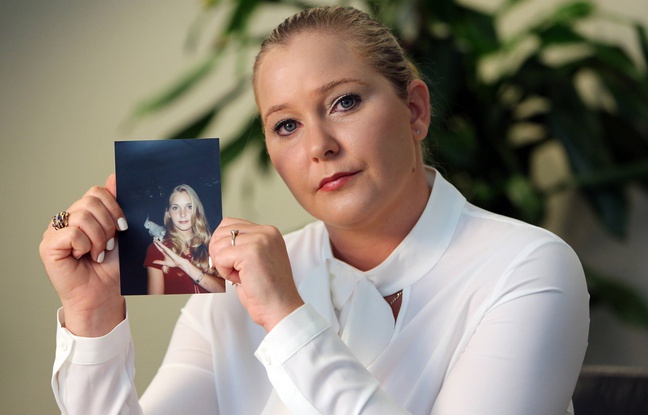 Virginia Roberts Giuffre tient une photo d'elle à 16 ans, quand elle a rencontrée Jeffrey Epstein.