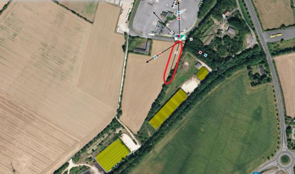 En jaune, les trois espaces d'élevage de l'exploitation de Patrick Pilon, à Saint-Longis. Entourée en rouge, la direction de l'une des antennes Free ajoutées en octobre 2014. | CARTORADIO.FR - ANFR / FRANCEINFO En jaune, les trois espaces d'élevage de l'exploitation de Patrick Pilon, à Saint-Longis. Entourée en rouge, la direction de l'une des antennes Free ajoutées en octobre 2014.