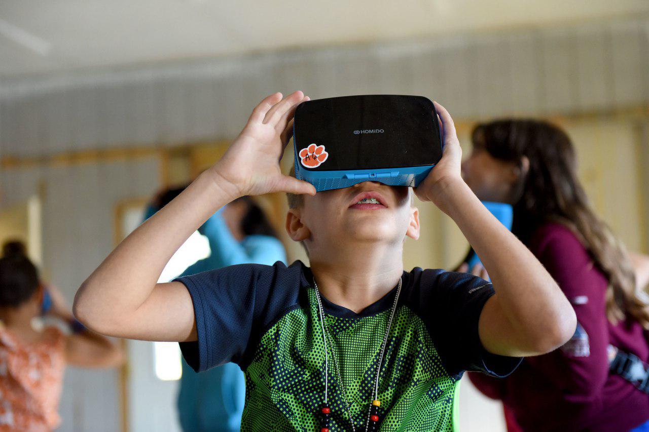 ÉCOLE : Des casques de réalité virtuelle pour instruire les enfants (et financés par les parents) !