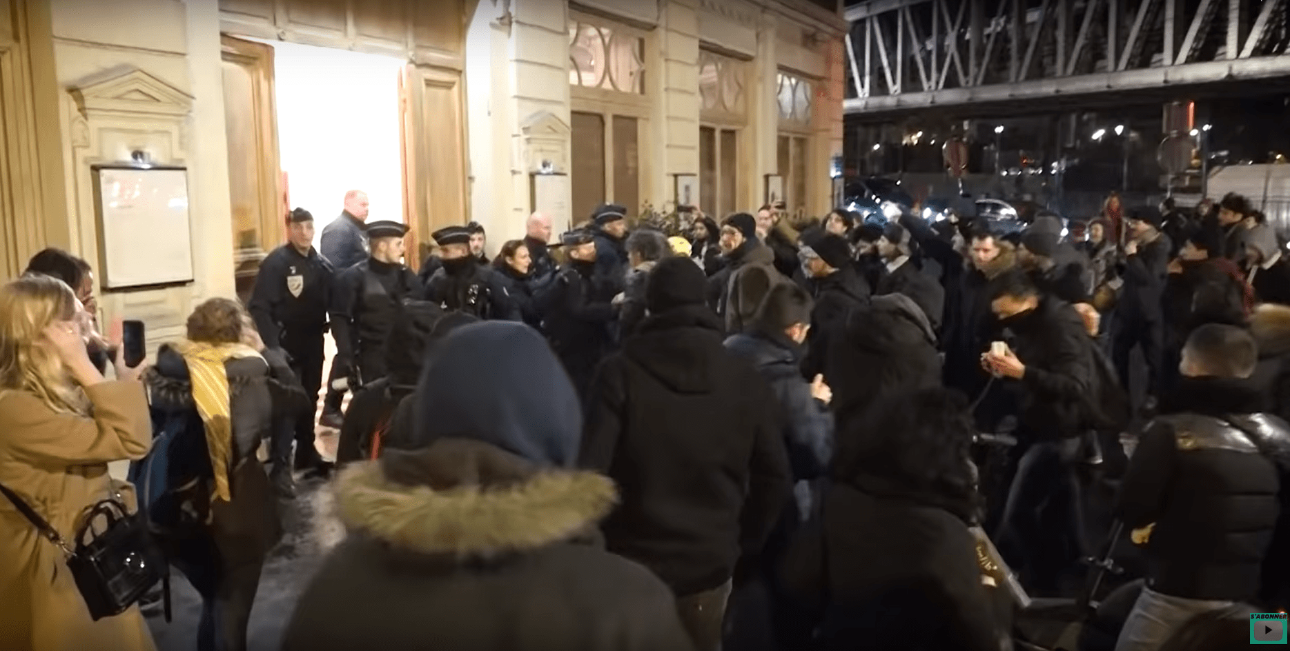 Un journaliste arrêté pour avoir dévoilé la présence d’Emmanuel Macron au théâtre