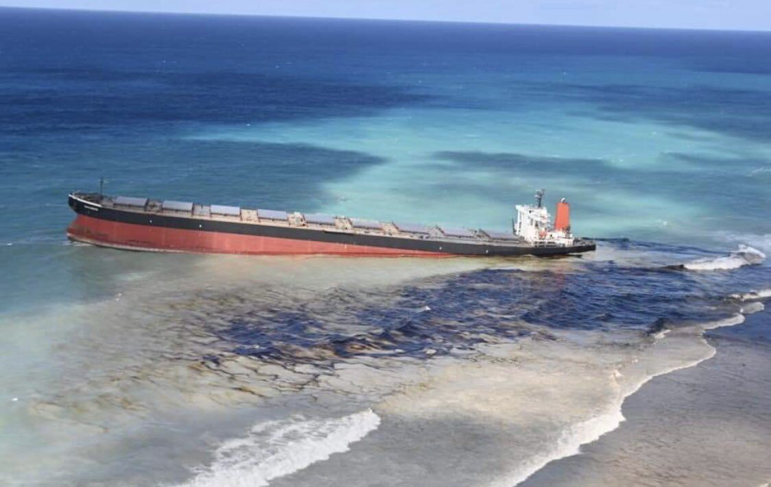 Île Maurice : Le vraquier naufragé menace de céder et la marée noire de s’intensifier