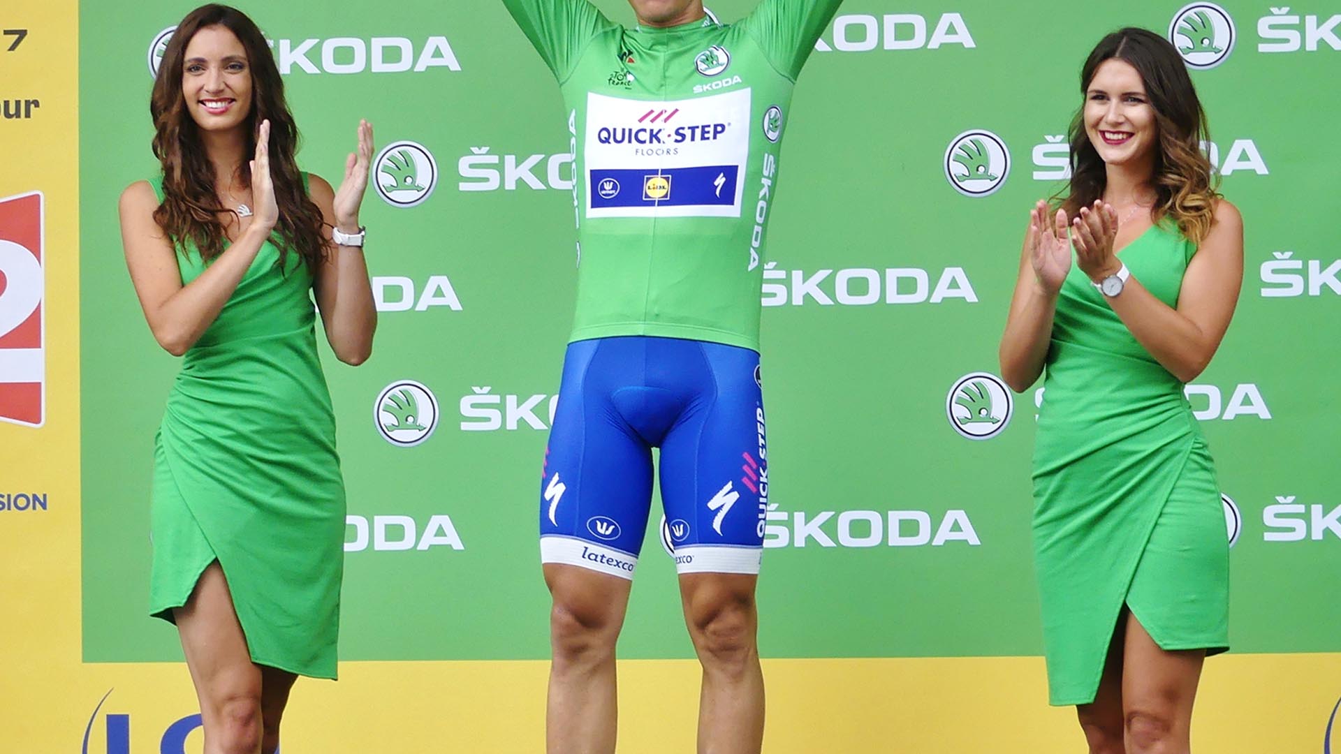 Tour de France : les deux hôtesses sur le podium, c'est terminé ! (trop sexiste)