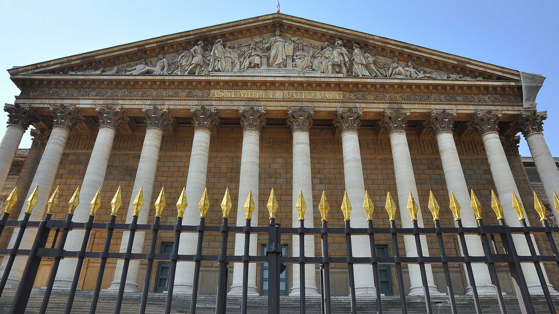 Avec l'appui de LR et du RN, LREM fait adopter la loi attaquant les libertés