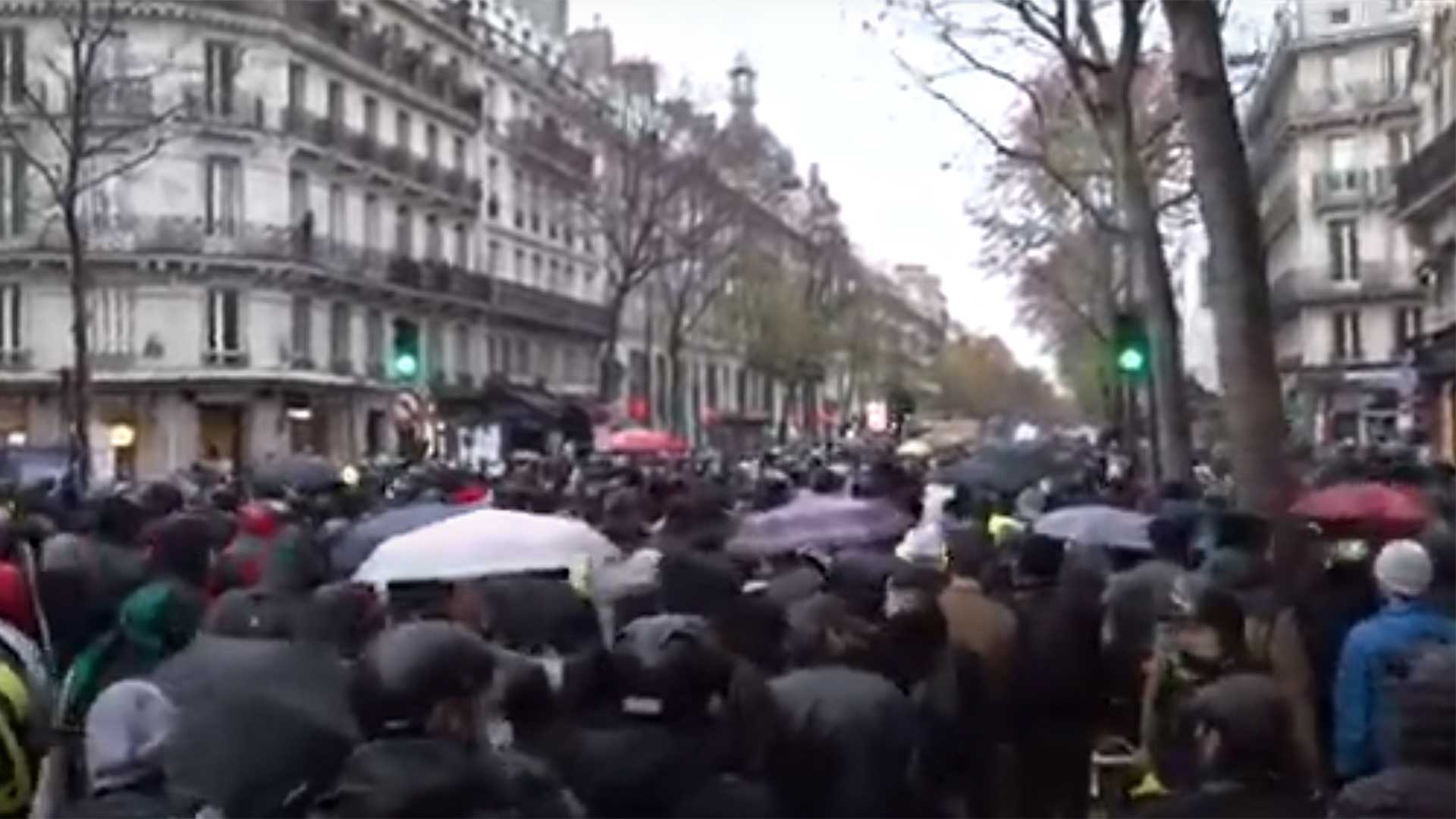 Des milliers de gens encore dans la rue face au gouvernement