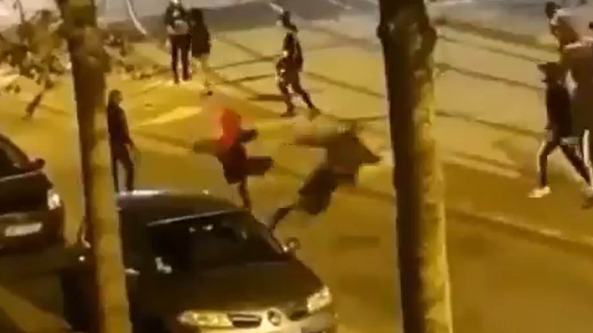 «Le gwer (le blanc), jette-lui des pavés !» : un homme venu récupérer la moto volée de son fils se fait lyncher