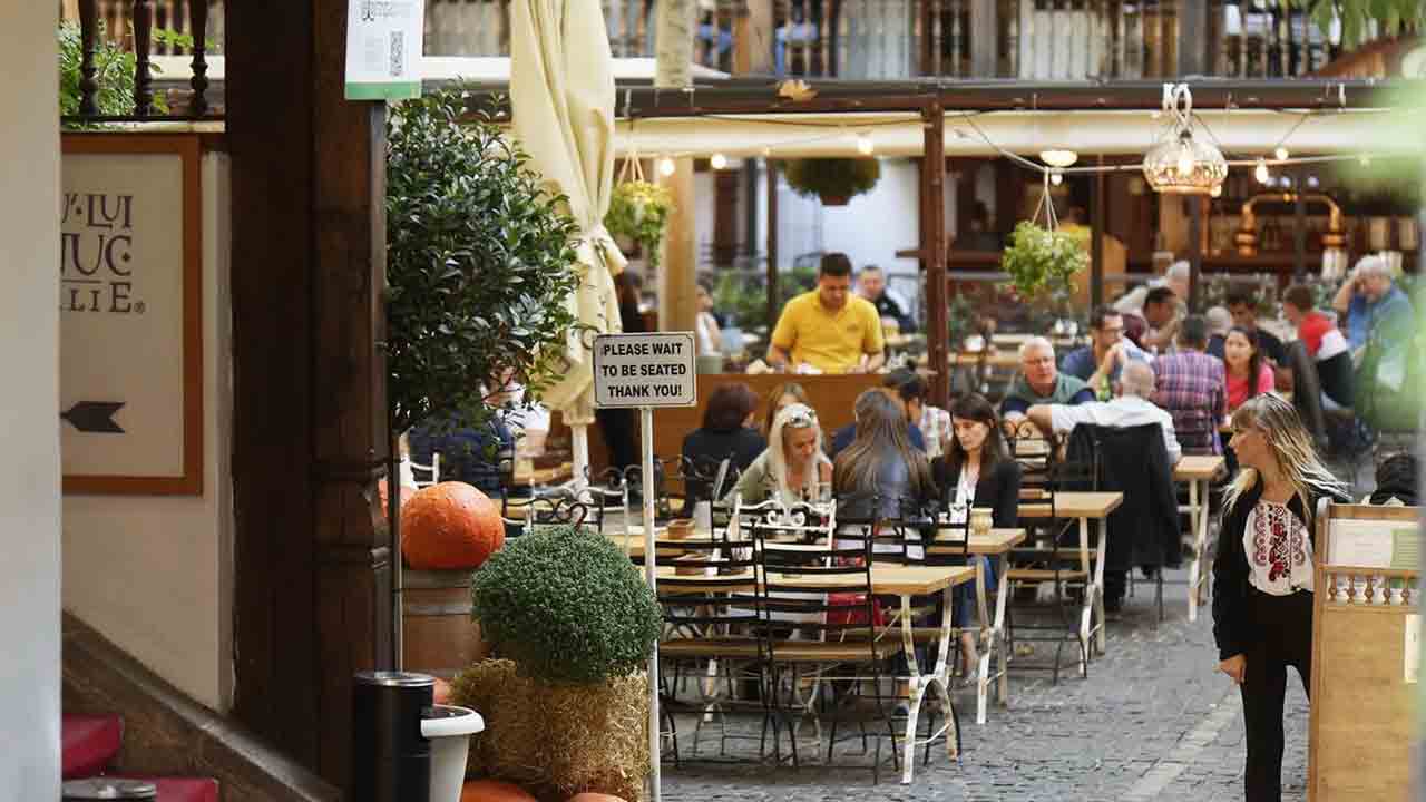 Des magistrats verbalisés pour avoir mangé à la terrasse d'un restaurant clandestin à Paris