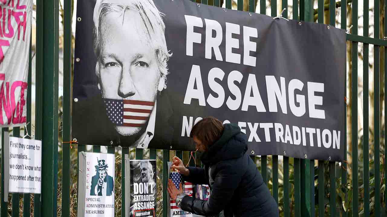 Assange : l'administration Biden annonce continuer les poursuites, des organisations protestent