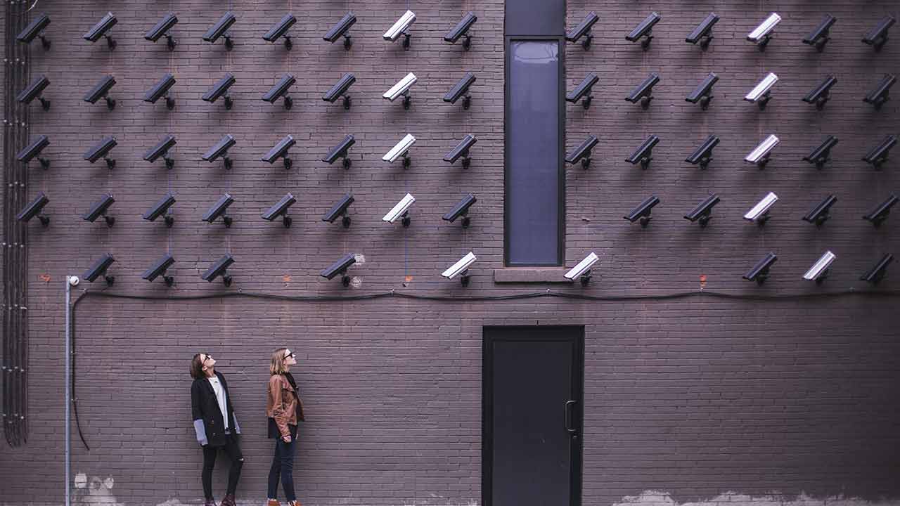 « Si une dictature sauve des vies » : les réflexions glaçantes d'un rapport du sénat qui prône une surveillance de masse