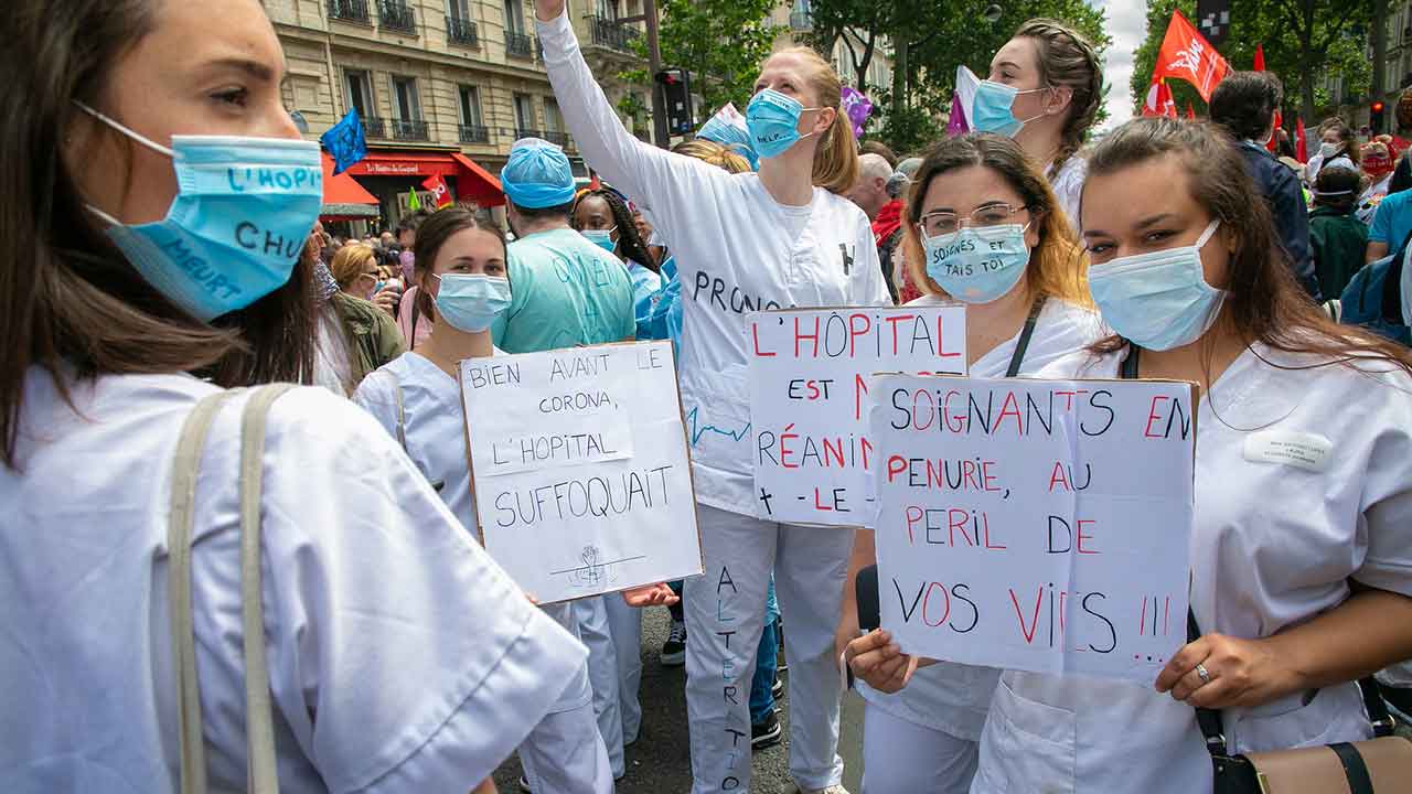 Le droit de grève remis en cause ? Une phrase de Véran fait bondir les syndicats