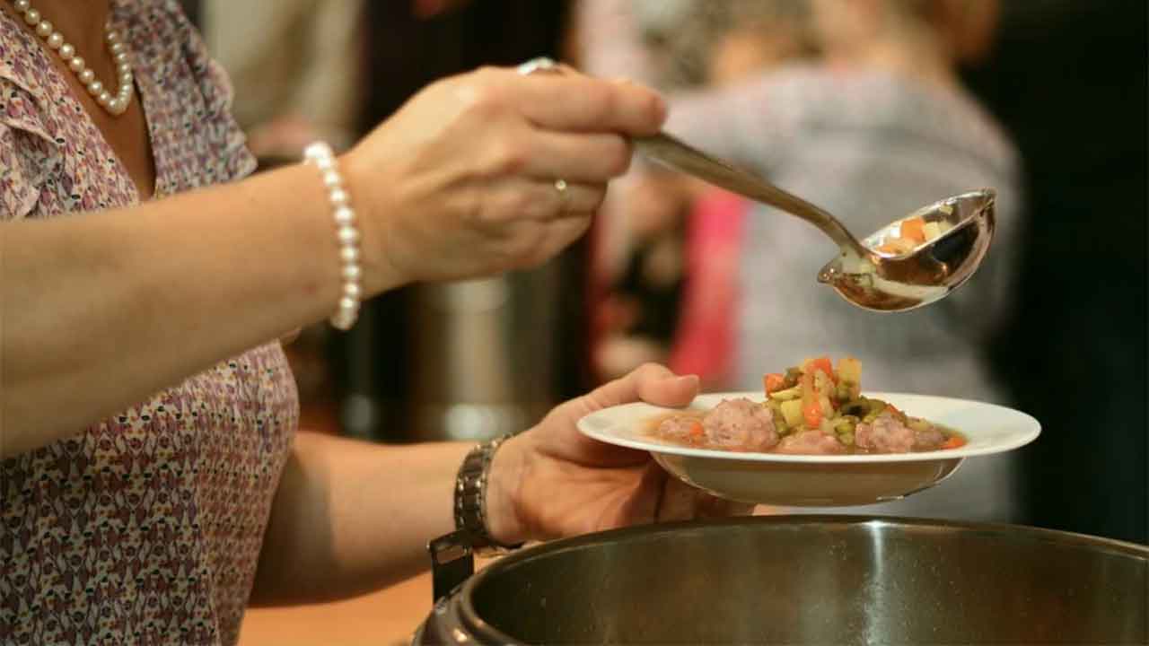 Selon un rapport du Secours catholique, près de 10% de la population s’est rendue à la soupe populaire en 2020