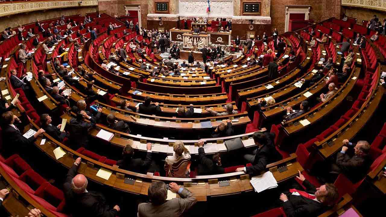 Emmanuel Macron envisage de dissoudre l'Assemblée nationale