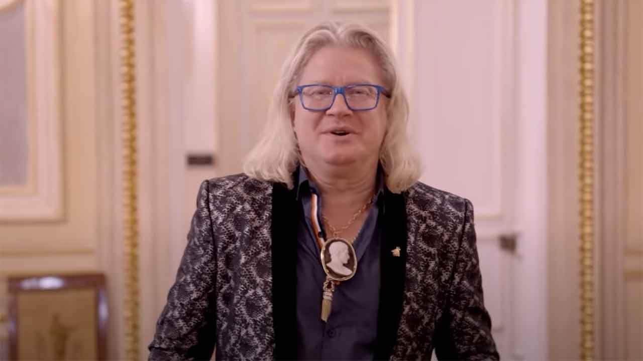 Le bonapartiste Pierre-Jean Chalençon se lance dans la chanson et c'est… chaud